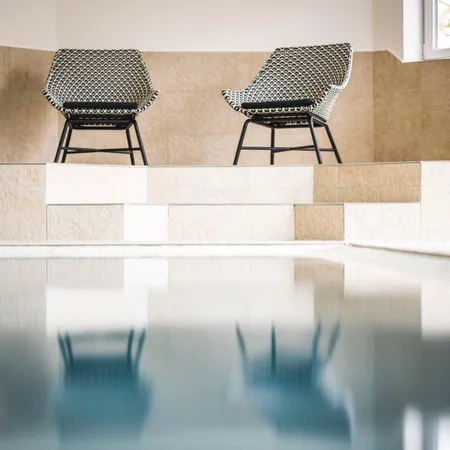 Sitzgelegenheiten im Hallenbad des Alphotels